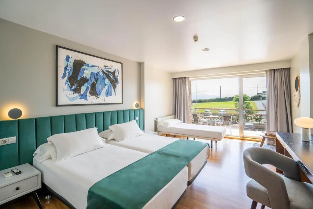 Dreibettzimmer mit Balkon — Abba Comillas Hotel