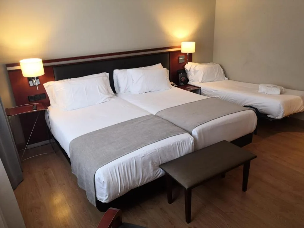 トリプルルーム — Abba Euskalduna Hotel