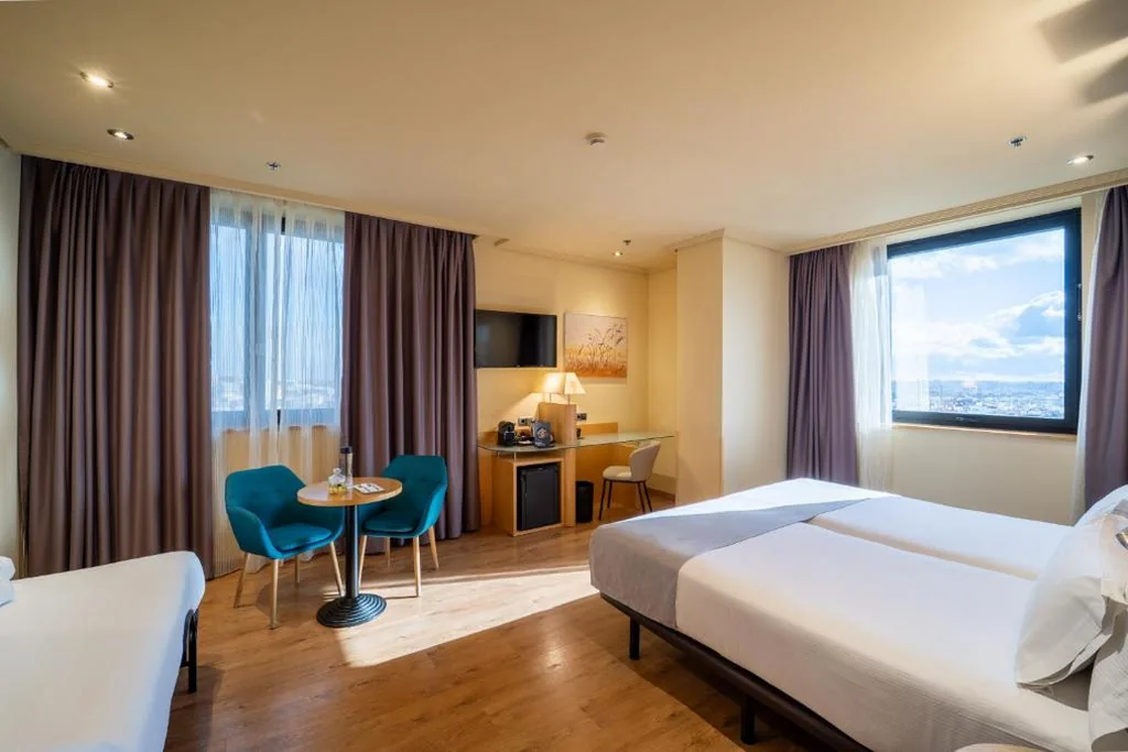 Doppelzimmer mit Zustellbett und 1 oder 2 Betten (2 Erwachsene + 1 Kind) — Abba Madrid