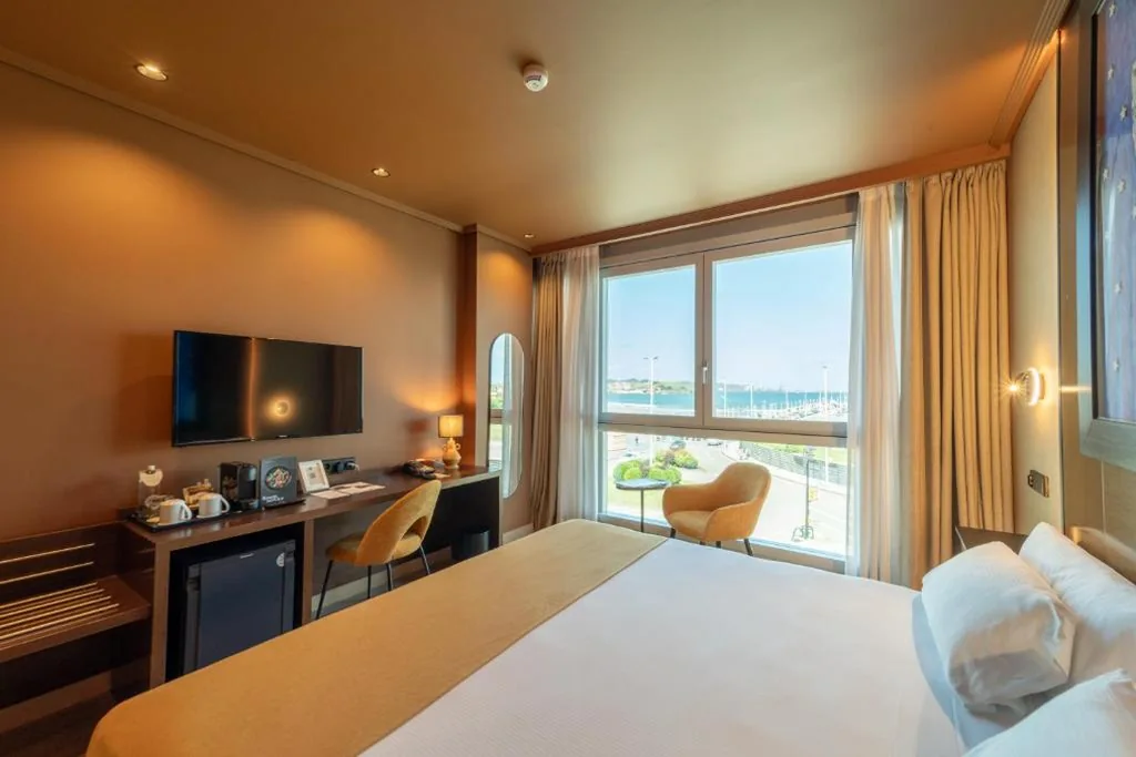 Camera doppia con vista parziale sul mare - 1 o 2 letti — Abba Playa Gijón