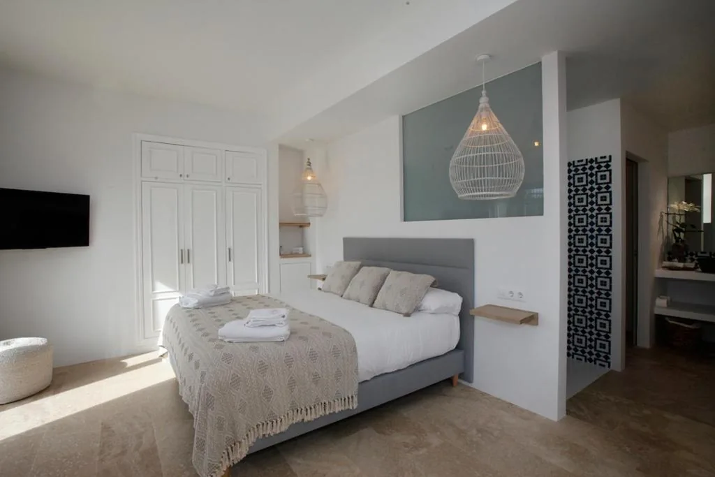 Chambre avec grand lit — Abeniss Boutique B&B