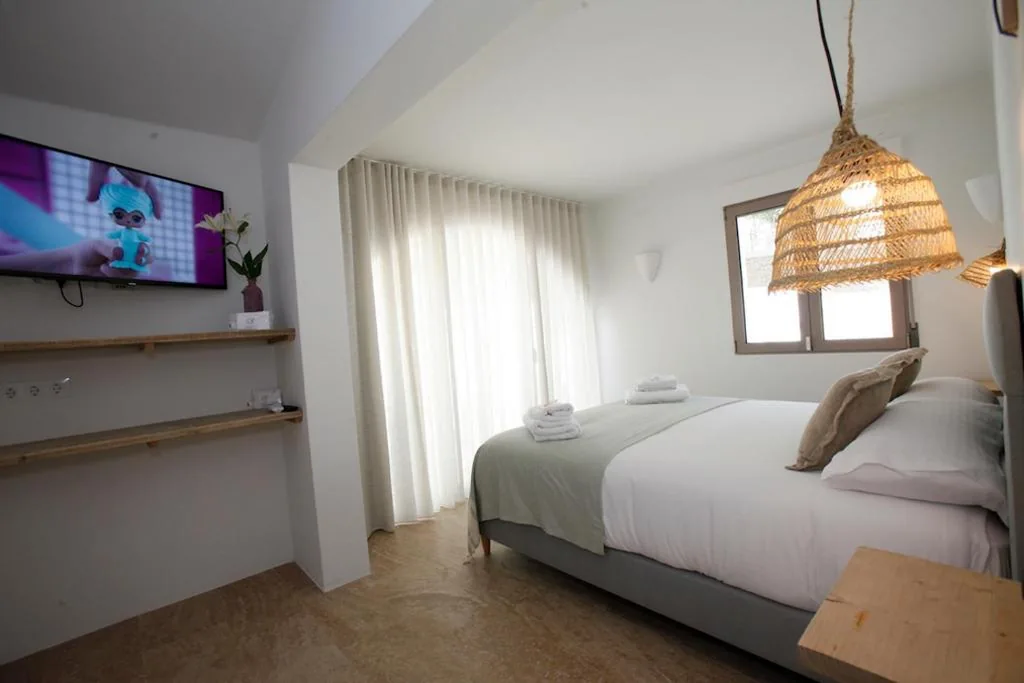 Chambre avec grand lit et vue sur la piscine — Abeniss Boutique B&B
