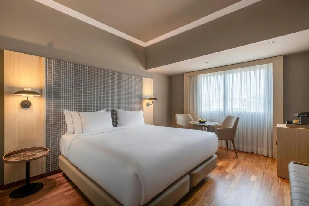 Camera Standard Plus con letto matrimoniale extra large — AC Hotel A Coruña by Marriott
