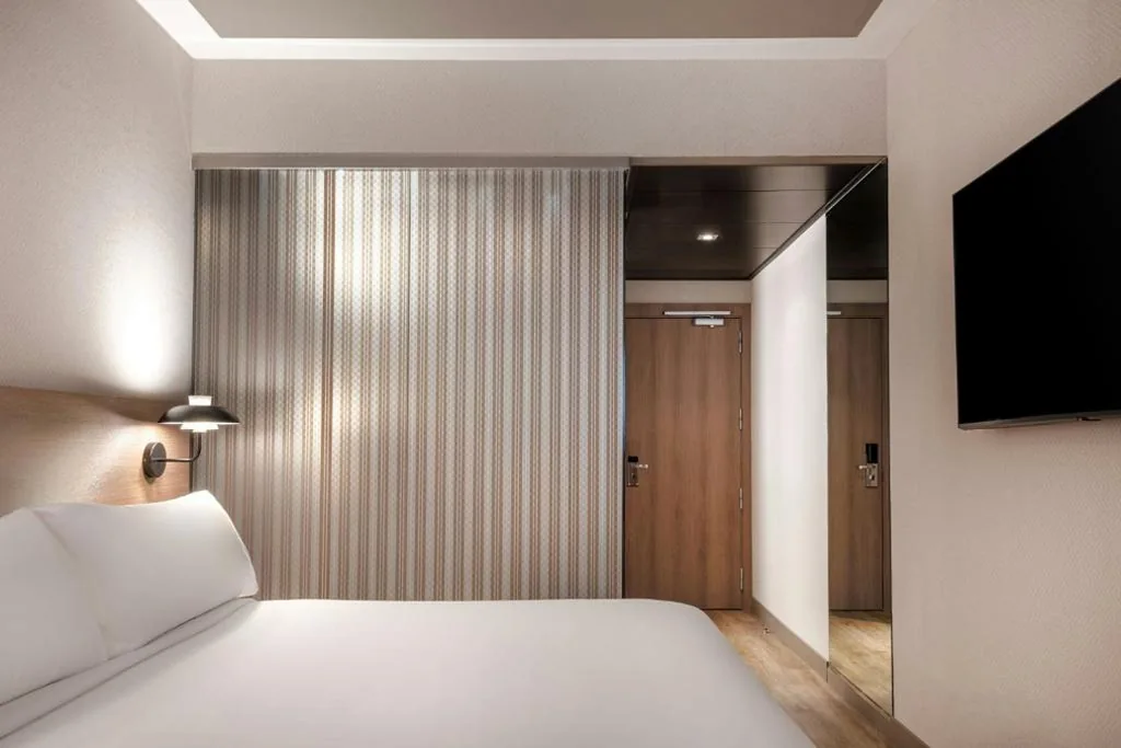 Quarto Standard Plus com cama extragrande — AC Hotel Atocha by Marriott