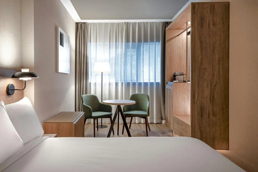 Quarto Standard Plus com cama grande — AC Hotel Atocha by Marriott