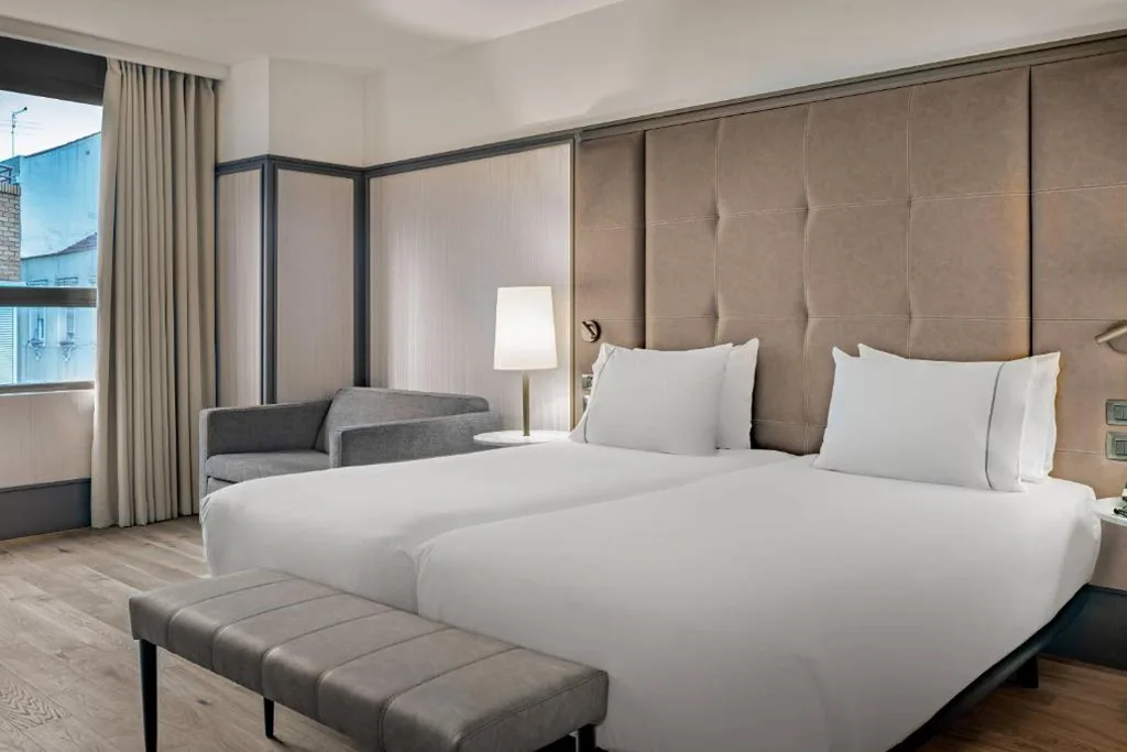 Habitación Triple con sofá cama - 2 camas individuales — AC Hotel Avenida de América by Marriott