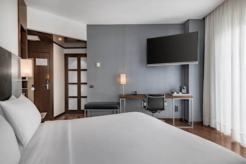 Habitación Estándar Plus con cama extragrande y vistas a la ciudad — AC Hotel Burgos by Marriott