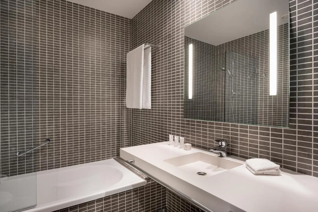 Habitación con cama extragrande y sofá cama — AC Hotel by Marriott Alicante