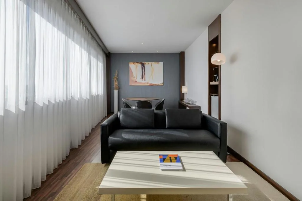 Suite Junior Familiar con sofá cama - Cama extragrande — AC Hotel by Marriott Alicante