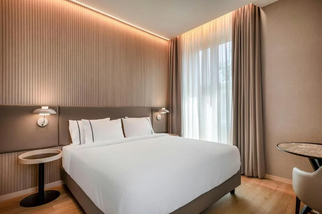 Quarto Superior com cama extragrande, terraço e vista para a cidade — AC Hotel by Marriott Cartagena