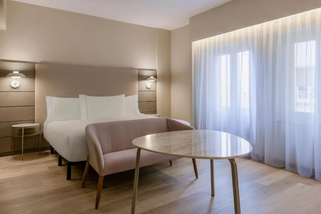 标准客房－1张大床 — AC Hotel Carlton Madrid by Marriott