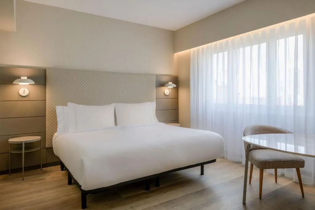 Estándar Plus 客房－特大双人床 — AC Hotel Carlton Madrid by Marriott