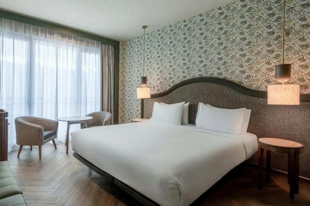 デラックスルーム キングベッド1台またはシングルベッド2台 — AC Hotel Ciudad de Sevilla by Marriott