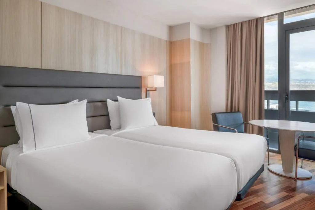 Quarto com 2 camas individuais e vistas no piso superior — AC Hotel Gran Canaria by Marriott