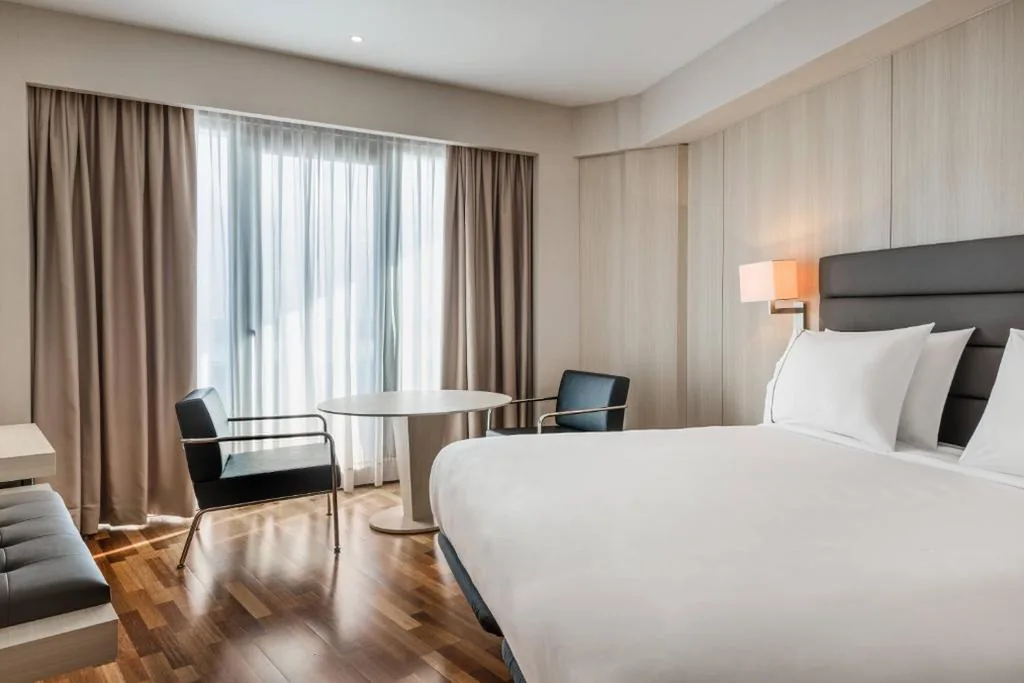 Quarto Standard com varanda - cama extragrande — AC Hotel Gran Canaria by Marriott