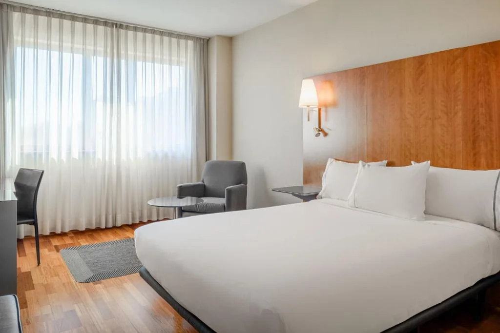 Habitación Estándar adaptada para personas con discapacidad - 1 cama extragrande — AC Hotel Guadalajara by Marriott, Spain