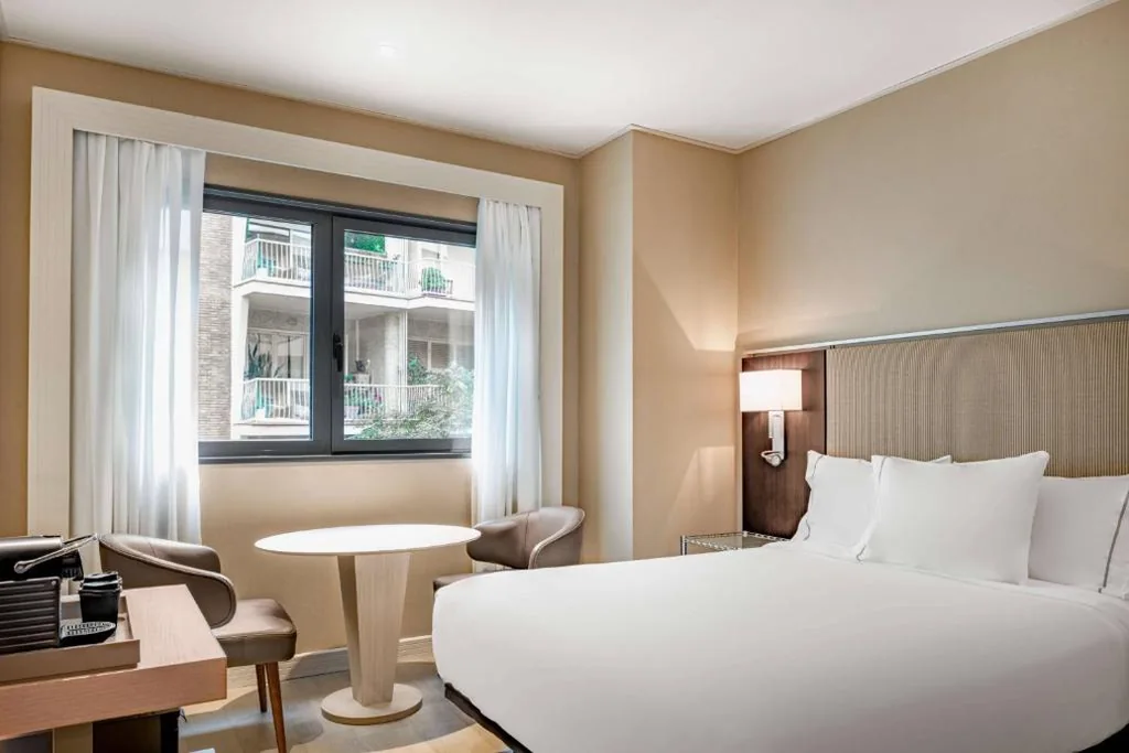 Standardzimmer – 1 großes Bett — AC Hotel Irla by Marriott