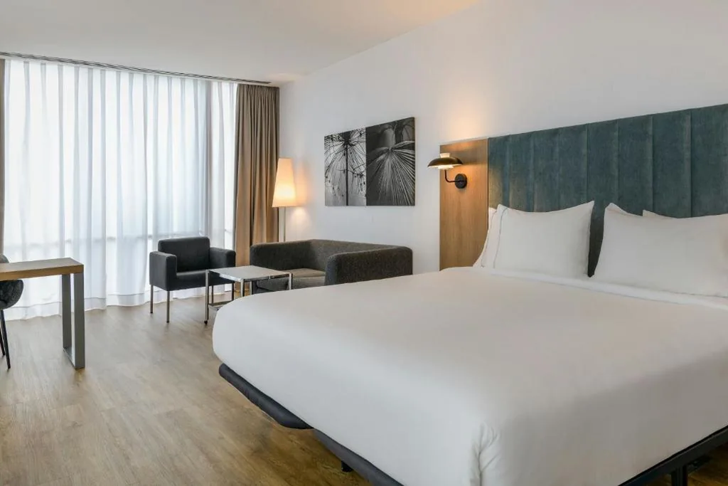 Habitación con cama extragrande. — AC Hotel La Finca by Marriott
