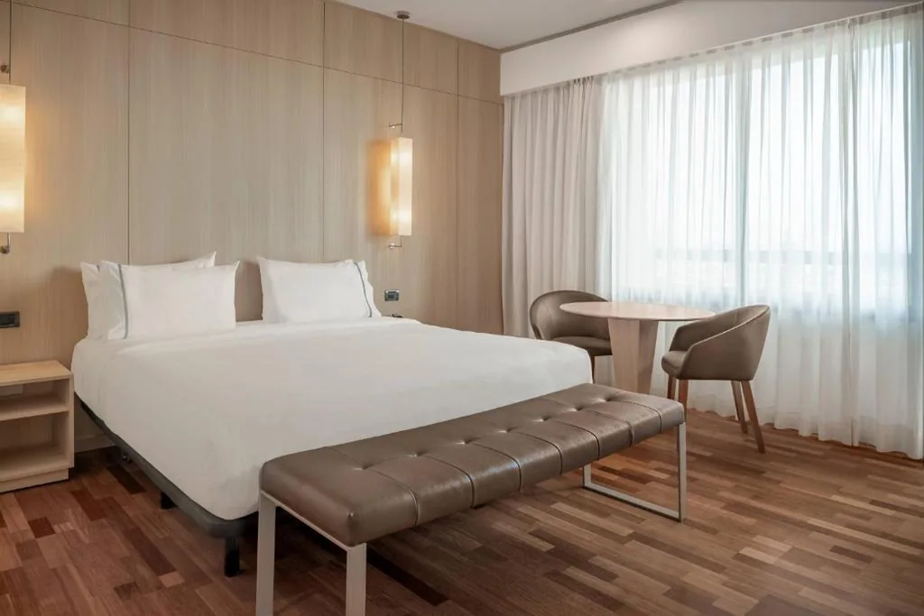 Standardzimmer mit Balkon und Meerblick - 1 extragroßes Doppelbett — AC Hotel Málaga Palacio by Marriott