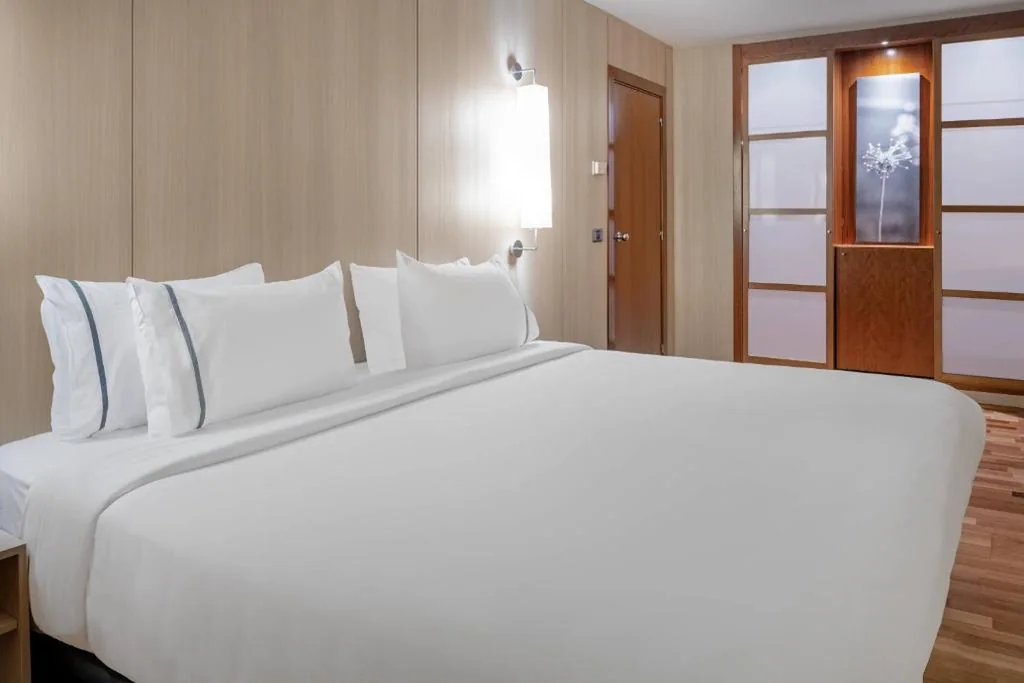 Familienzimmer mit extragroßem Doppelbett und Schlafsofa — AC Hotel Málaga Palacio by Marriott