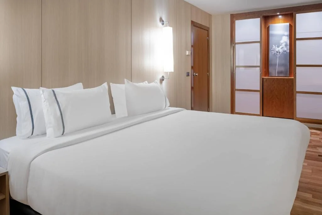 Junior Suite mit extragroßem Doppelbett — AC Hotel Málaga Palacio by Marriott