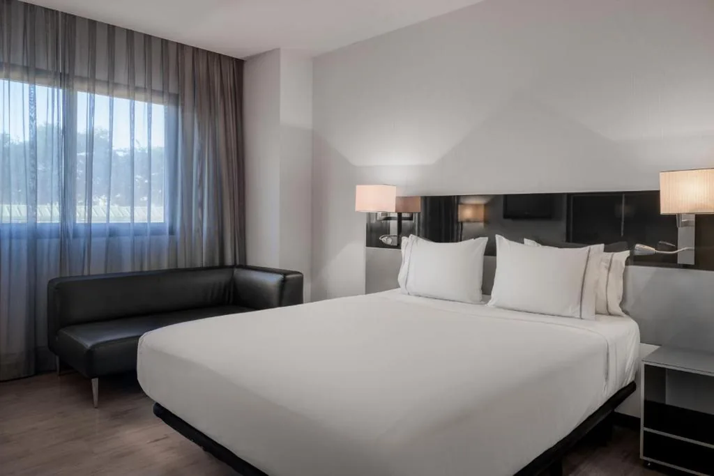 Camera Standard Plus con 1 letto matrimoniale extra-large — AC Hotel Murcia by Marriott
