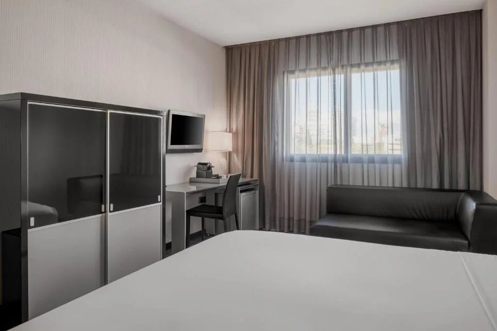 Camera Standard Plus con 1 letto matrimoniale grande — AC Hotel Murcia by Marriott