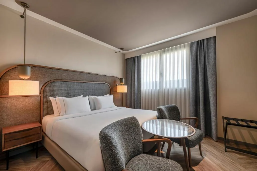 Standard Room - Extra-Large Bed — AC Hotel Palacio Universal by Marriott