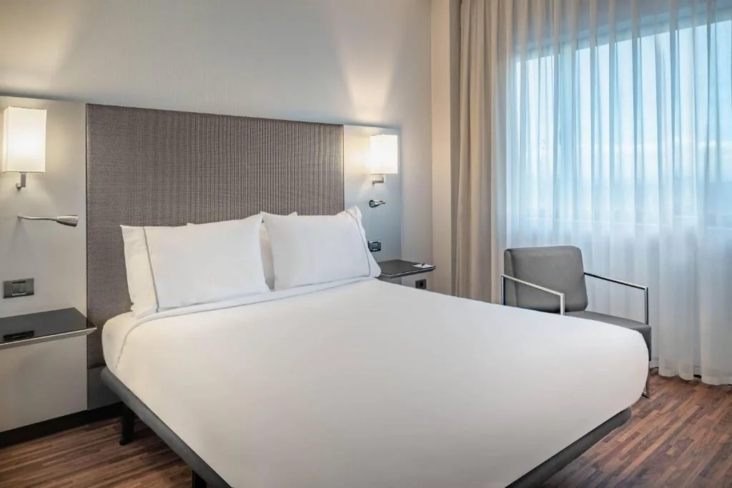 Camera Standard Plus con letto grande — AC Hotel San Sebastián de los Reyes by Marriott