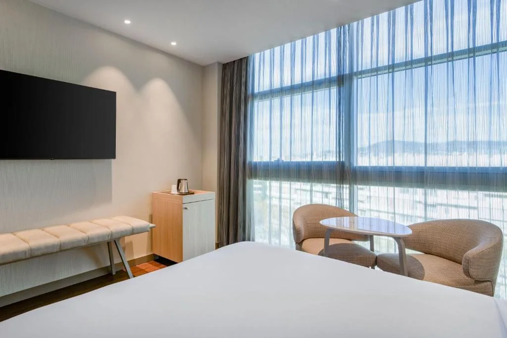 Quarto com cama grande — AC Hotel Som by Marriott