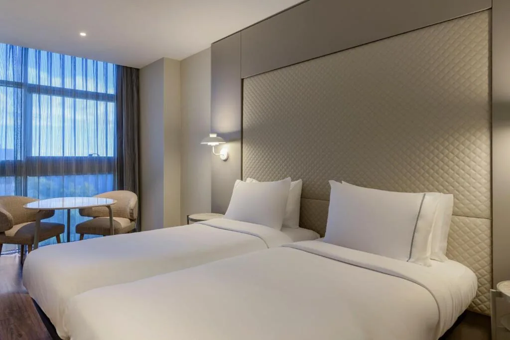Quarto com 2 camas individuais — AC Hotel Som by Marriott