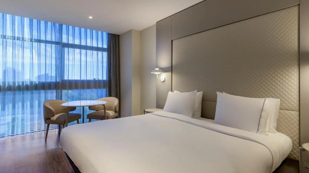 Quarto com cama extragrande — AC Hotel Som by Marriott