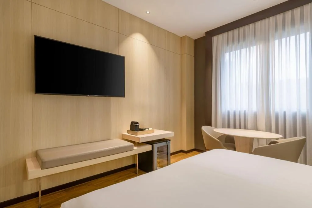 Habitación Estándar Plus con cama extragrande — AC Hotel Valencia by Marriott