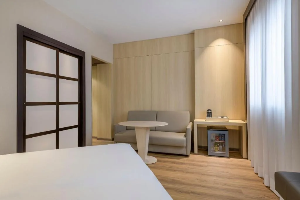 Habitación Familiar con 1 cama extragrande y sofá cama — AC Hotel Valencia by Marriott
