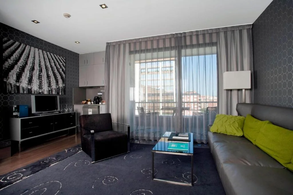Suite de 2 dormitorios - 1 cama extragrande y 2 camas individuales — AC Hotel Victoria Suites by Marriott