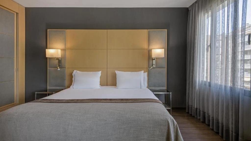 Suite Junior de 1 dormitorio con cama extragrande y vistas a la calle — AC Hotel Victoria Suites by Marriott