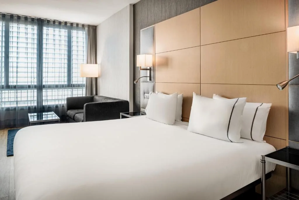 Suite Junior Premium con vistas a la calle y 1 cama extragrande — AC Hotel Victoria Suites by Marriott