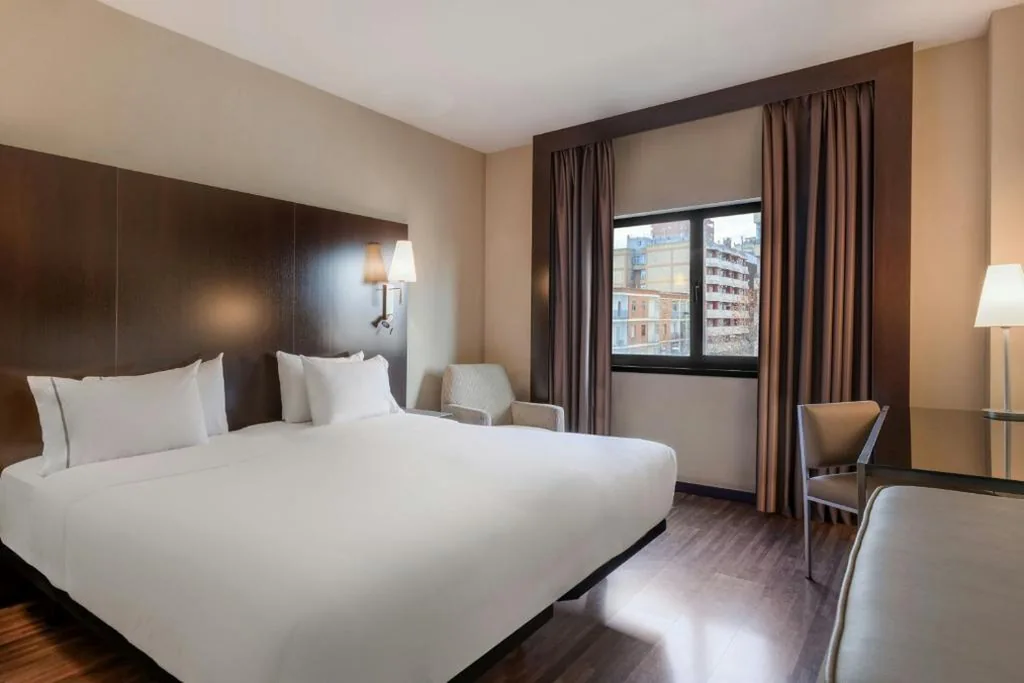 Kamer met groot tweepersoonsbed — AC Hotel Zamora by Marriott