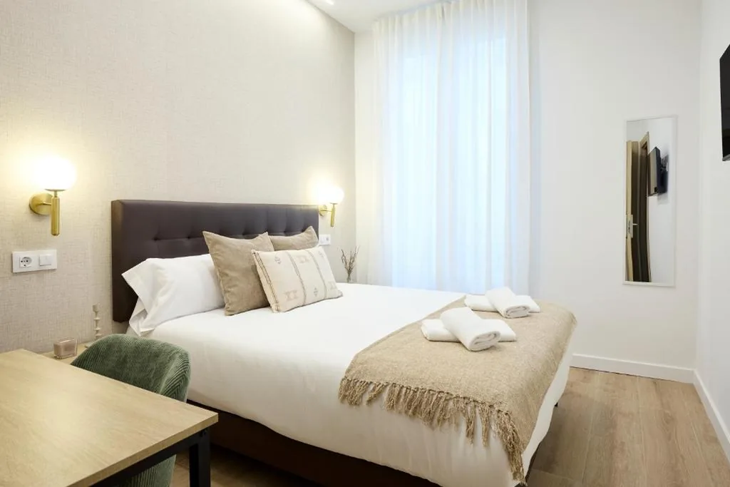 Habitación Doble con baño privado — AC Rooms Madrid Centro