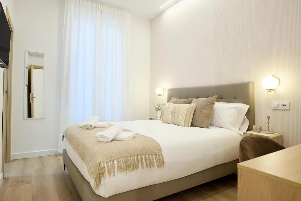Habitación Doble con baño privado — AC Rooms Madrid Centro