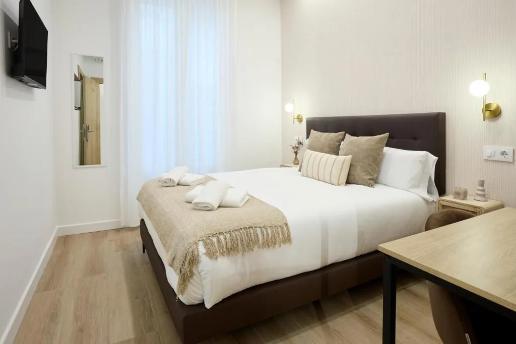 Habitación Doble con baño privado — AC Rooms Madrid Centro