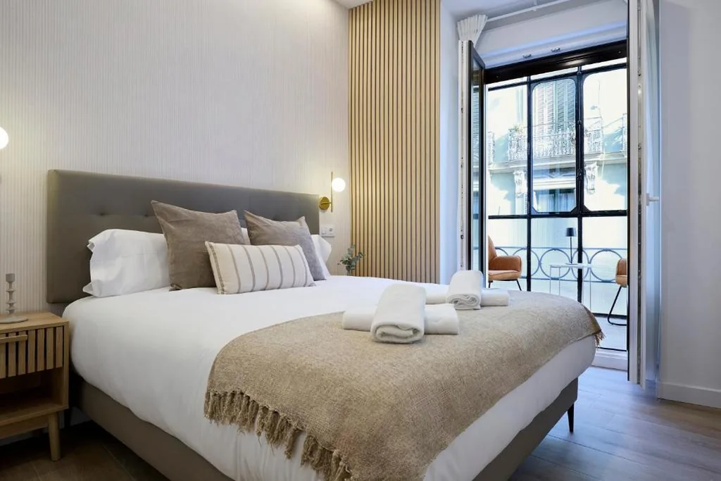 Habitación Doble Deluxe con balcón — AC Rooms Madrid Centro