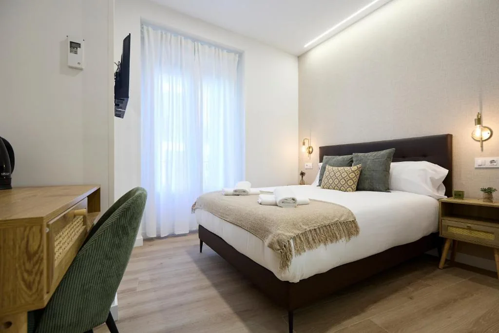 Habitación Doble Deluxe con balcón — AC Rooms Madrid Centro