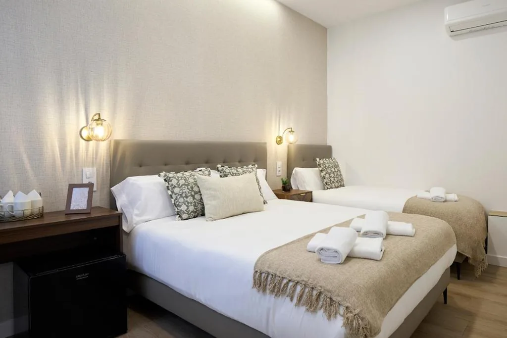 Habitación Triple con baño privado — AC Rooms Madrid Centro