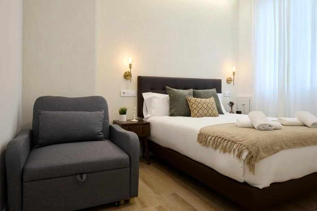 Habitación Triple con baño privado — AC Rooms Madrid Centro