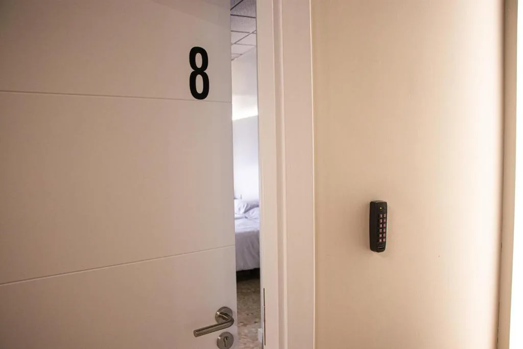 Chambre adaptée aux personnes à mobilité réduite — Acolá Rooms