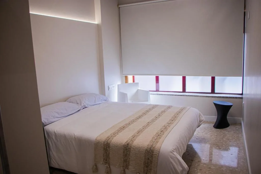 Chambre avec lit double et salle de bains privative — Acolá Rooms