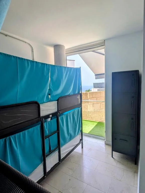 Bett im Schlafsaal mit 4 Betten — Adeje Nest Hostel