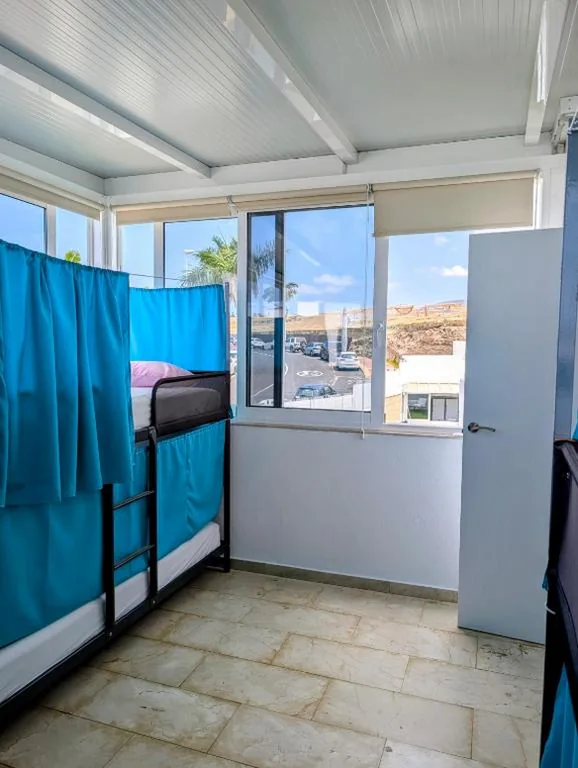 Bett im Schlafsaal für Frauen mit 6 Betten — Adeje Nest Hostel