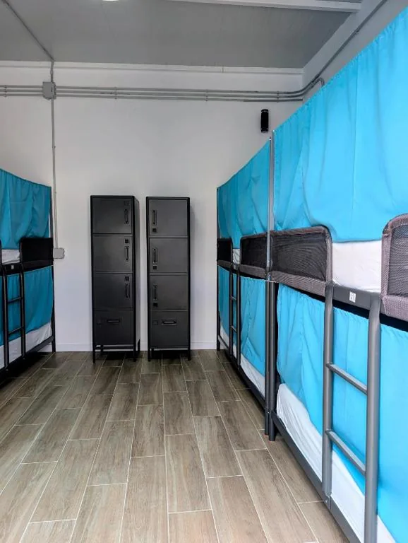 Bett im gemischten Schlafsaal mit 8 Betten — Adeje Nest Hostel
